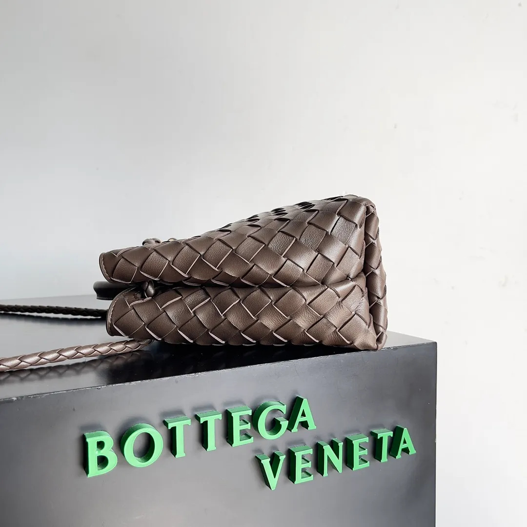 The 2023 new Andiamo batch of 1860 BV has been shipped‼ ️Really popular🔥The new Andiamo woven handbag launched by Bottega Veneta this season is really popular all over the world! ! Celebrities at home and abroad have worn it, and Oscar-winning actress Michelle Yeoh has taken it out on the street. Song Jia, Trai Yara, Yu Feihong, Sanji Ayaka, Rosie Hunting-Whiteley, Yoshioka Riho, etc. have all picked up this bag. It is classic and versatile, showing off its temperament, and the bag capacity is also large, which is very convenient for daily commuting! ! A variety of carrying methods, the shoulder straps can be adjusted by yourself, the original lambskin feels soft and delicate, and the neutral style is made to break gender boundaries and bring a more practical and longer-lasting use experience. Andiamo, which has both elegant and casual styles, perfectly interprets the true appearance of "fashionable old money style". Style number: 743568 Size: 25*22*10.5cm